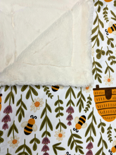 Load image into Gallery viewer, 60x90 Honey Bee Hut with Natural Bunny
